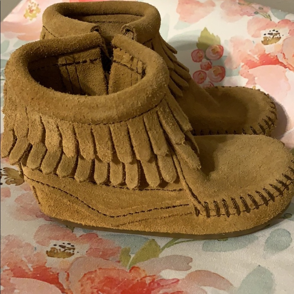 Minnetonka Fringe ZIP Up Ankle Boot